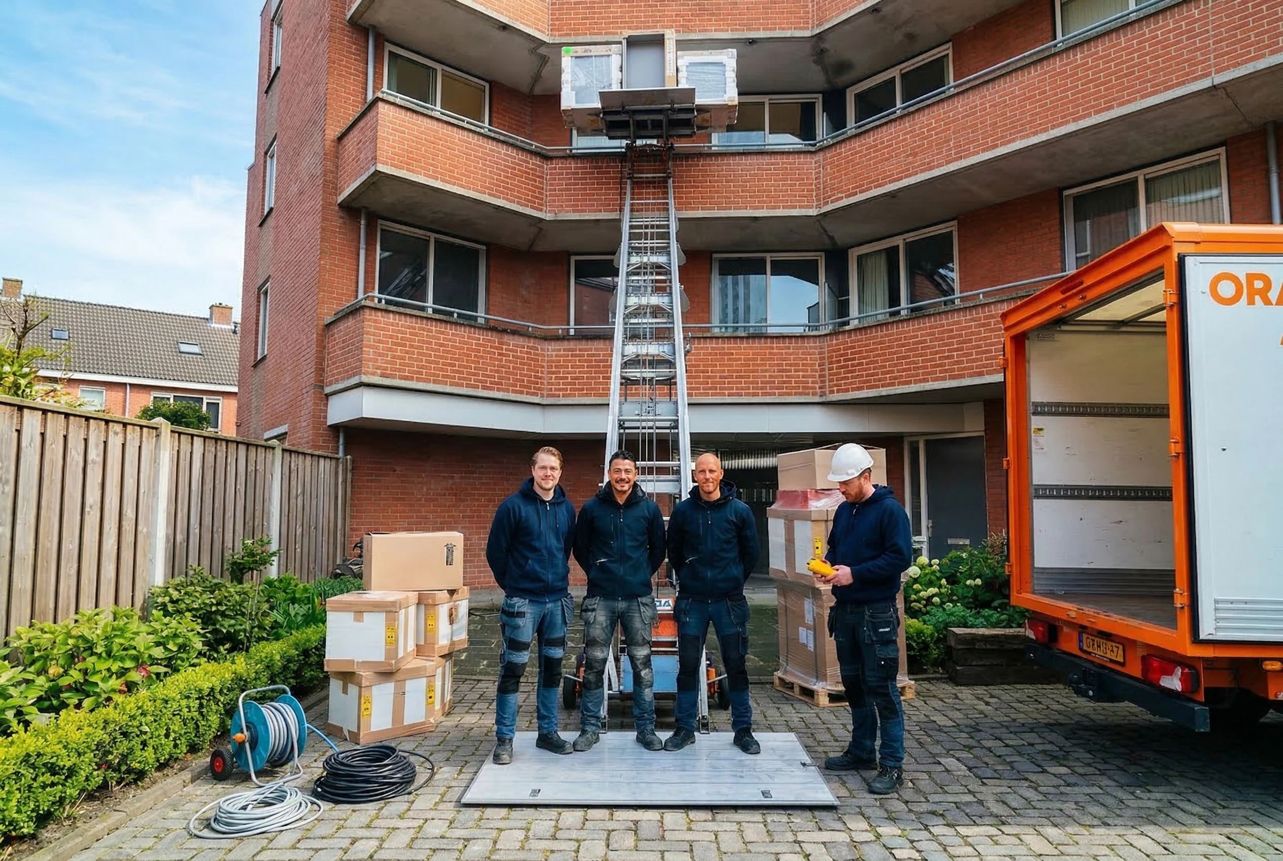 Verhuisteam aan het werk met gedalift bij appartement in Zwolle